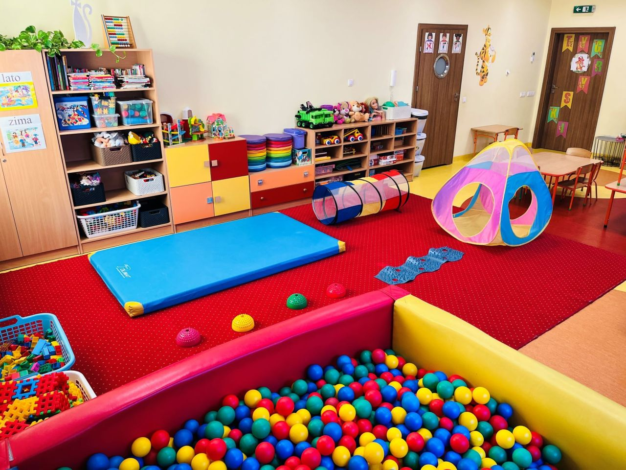 Sala główna z pomocami edukacyjnymi
